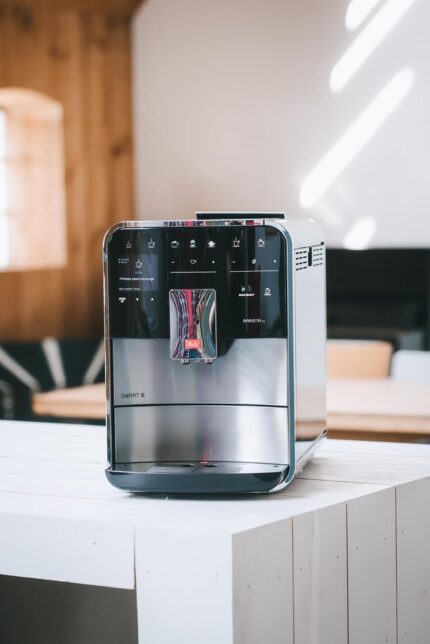 Melitta Barista TS Smart - Kaffeevollautomat mit Milchsystem, Kaffeemaschine mit Mahlwerk und 2-Kammer-Bohnenbehälter für 21 Kaffeespezialitäten, App Steuerung möglich, silber